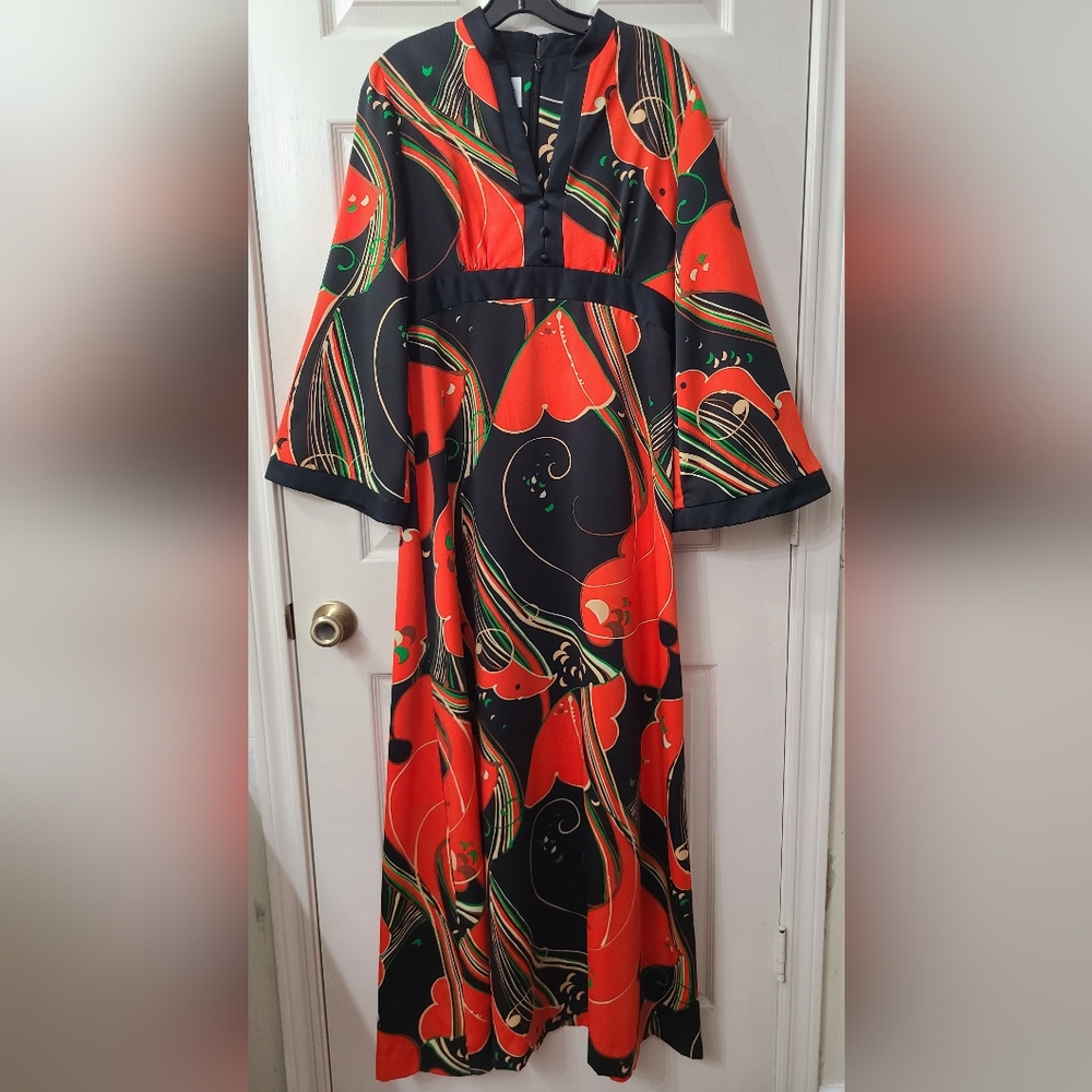 Vintage 1970s Tori Richard Honolulu Vibrant Black and Orange Patterned Dress - Picture 5 of 6